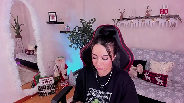 EmmyEvans1 online show from November 23, 2025, 7:46 pm