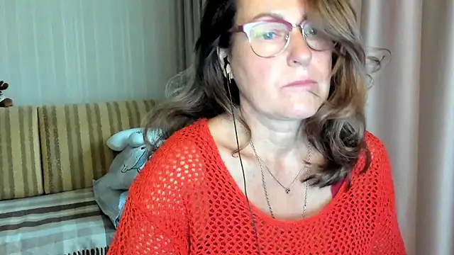 lauraoven online show from October 3, 2025, 6:54 am