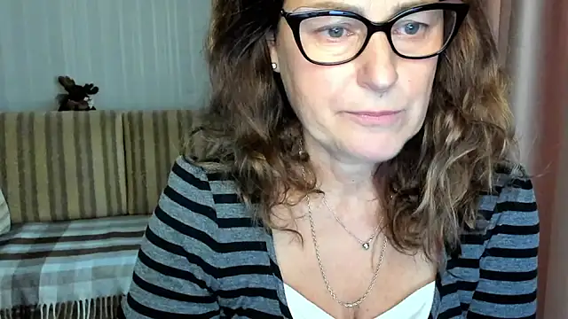 lauraoven online show from October 25, 2025, 9:06 am