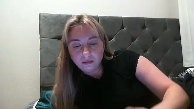 SusanCurt online show from October 18, 2025, 6:52 pm