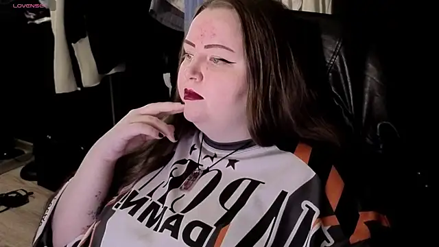 EMMA  CONNOR online show from November 8, 2025, 8:40 pm