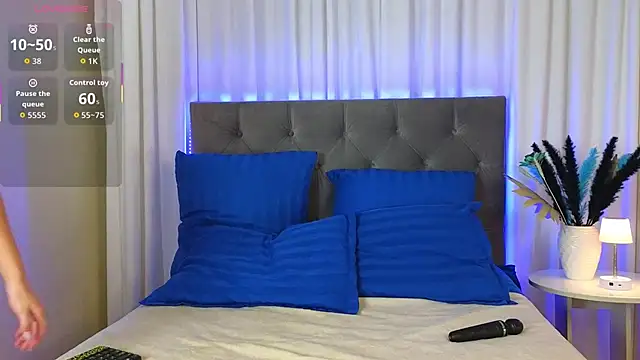 Ariana Petite online show from November 7, 2025, 9:37 pm