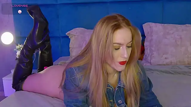 Snapshot of RockQueen_A chatting on March 20, 2025, 5:36 pm RockQueen A online show from March 20, 2025, 5:36 pm