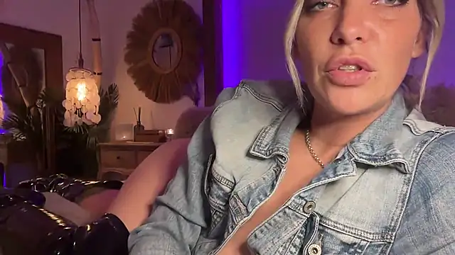 cyberchickie maria online show from February 23, 2025, 8:55 pm