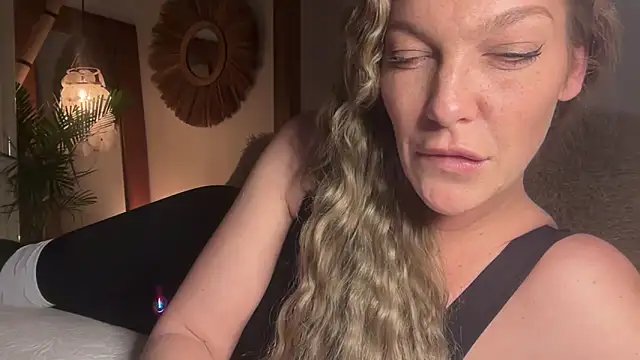 cyberchickie maria online show from March 22, 2025, 8:59 pm