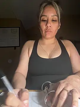 Aw ThROAt9 online show from May 6, 2026, 5:35 am