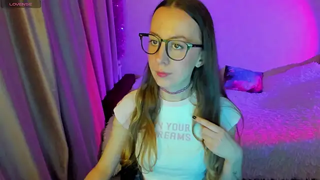 CurlySteph online show from September 18, 2025, 6:43 pm