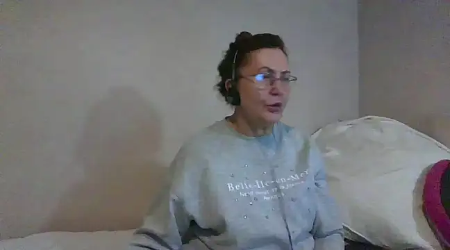 Snapshot of Hottie-Mom chatting on January 4, 2025, 12:27 pm Hottie-Mom online show from January 4, 2025, 12:27 pm