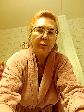 Snapshot of Hottie-Mom chatting on October 12, 2025, 8:02 am Hottie-Mom online show from October 12, 2025, 8:02 am