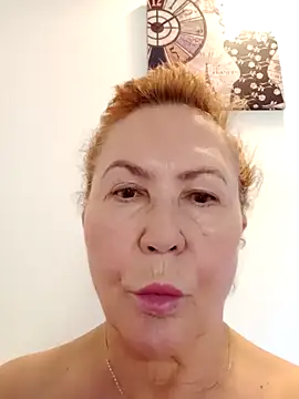 Snapshot of Hottie-Mom chatting on October 14, 2025, 7:42 am Hottie-Mom online show from October 14, 2025, 7:42 am