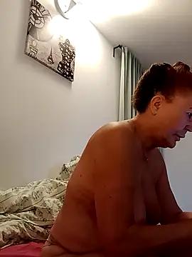 Snapshot of Hottie-Mom chatting on October 15, 2025, 8:03 am Hottie-Mom online show from October 15, 2025, 8:03 am