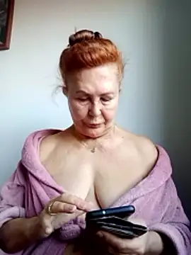 Hottie-Mom online show from October 31, 2025, 8:48 am