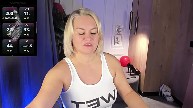 YolandaKiss online show from November 3, 2025, 8:21 pm