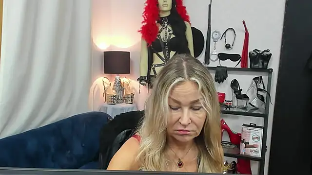 crystaLUX online show from October 14, 2025, 4:24 am