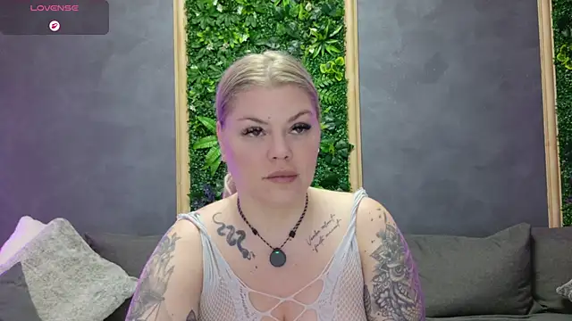 Raven Luna online show from May 22, 2026, 4:19 am