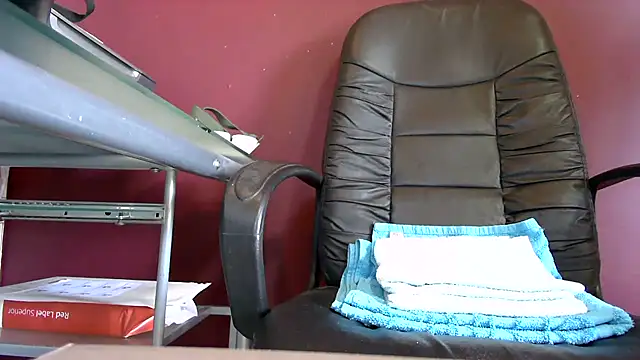 Snapshot of riverside197575 chatting on April 6, 2026, 12:06 pm riverside197575 online show from April 6, 2026, 12:06 pm