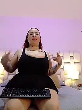 Snapshot of MiaYMolly chatting on September 27, 2025, 2:22 pm MiaYMolly online show from September 27, 2025, 2:22 pm