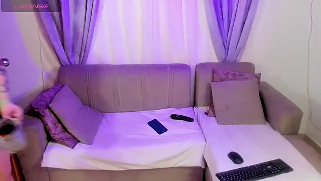 MiaYMolly online show from June 8, 2026, 1:28 am