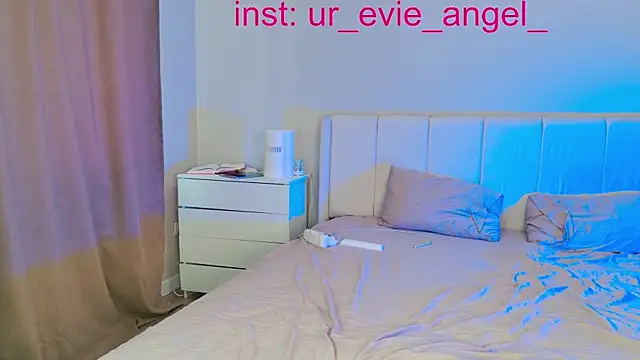 Snapshot of Evelyn_rabbit chatting on April 10, 2026, 9:47 am Evelyn rabbit online show from April 10, 2026, 9:47 am