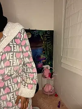 Snapshot of Badjen1027 chatting on November 4, 2025, 2:21 am Badjen1027 online show from November 4, 2025, 2:21 am