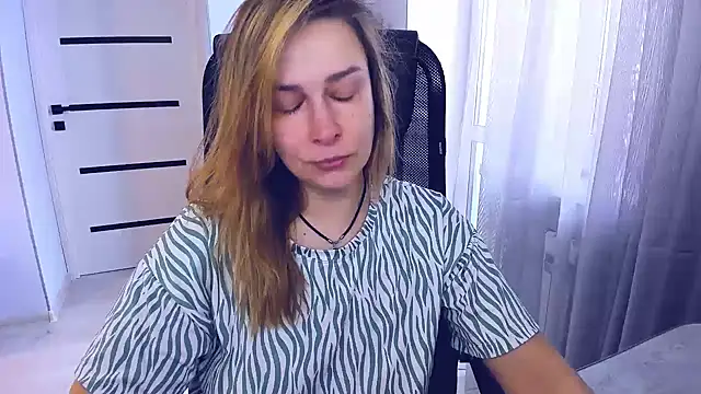 AlexiaDarren online show from March 8, 2026, 11:58 am