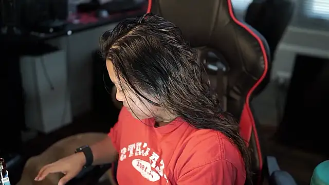 Snapshot of Bubbleliyah chatting on December 1, 2024, 4:29 pm Bubbleliyah online show from December 1, 2024, 4:29 pm