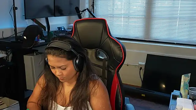 Snapshot of Bubbleliyah chatting on February 4, 2025, 8:28 pm Bubbleliyah online show from February 4, 2025, 8:28 pm