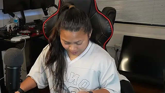 Snapshot of Bubbleliyah chatting on February 19, 2025, 12:03 am Bubbleliyah online show from February 19, 2025, 12:03 am