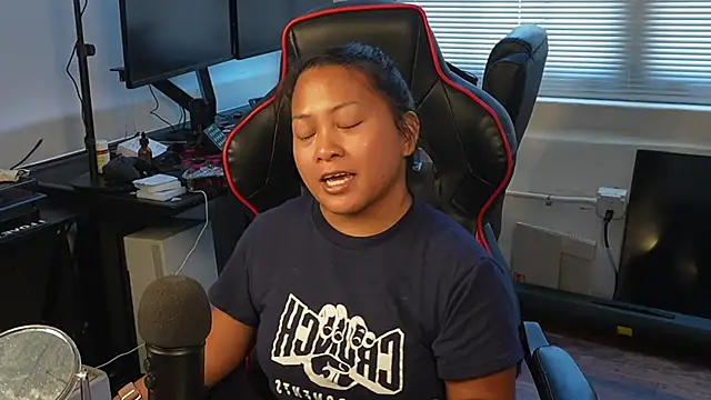 Snapshot of Bubbleliyah chatting on February 24, 2025, 6:15 pm Bubbleliyah online show from February 24, 2025, 6:15 pm