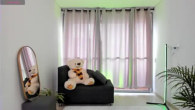 roxie gates  online show from February 18, 2025, 9:42 pm