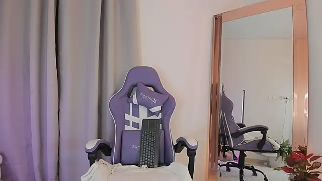 roxie gates  online show from February 1, 2026, 2:54 am