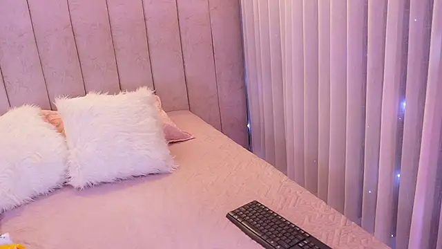 emyli sw  online show from November 12, 2025, 3:07 am