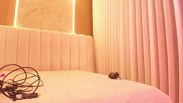 emyli sw  online show from April 7, 2026, 3:07 am