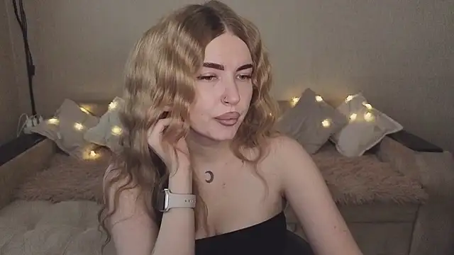 ViolettaLopez online show from September 30, 2025, 1:27 pm