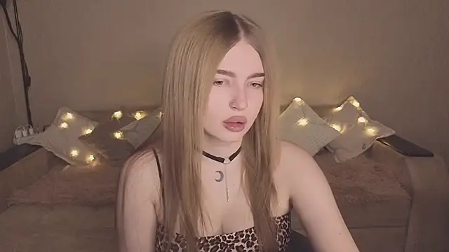 ViolettaLopez online show from November 29, 2025, 2:42 pm