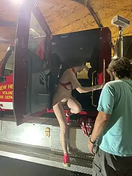 Snapshot of Charlie-N-Bubblez chatting on December 10, 2024, 2:38 am Charlie-N-Bubblez online show from December 10, 2024, 2:38 am