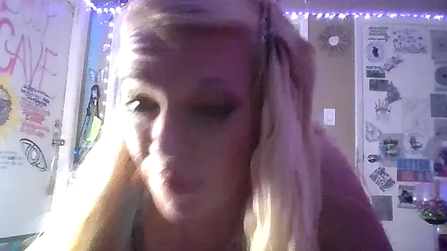 marilyn420 online show from May 3, 2026, 4:51 am