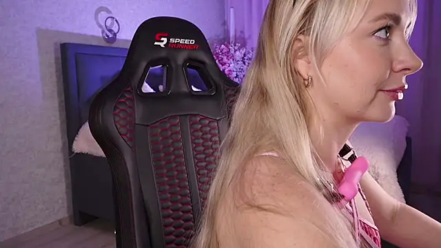 Kitty Ricky online show from December 1, 2025, 9:03 am