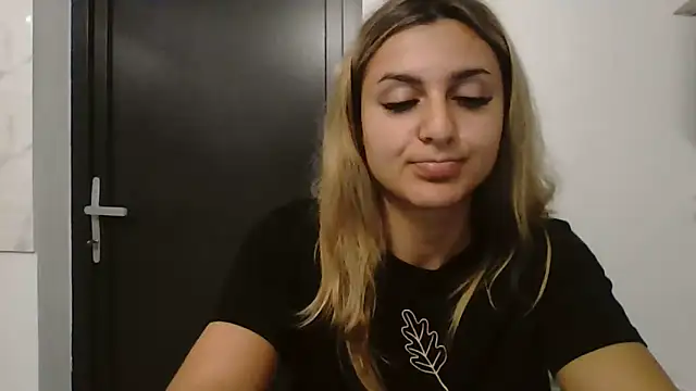 NicolePlay online show from June 4, 2026, 2:39 am