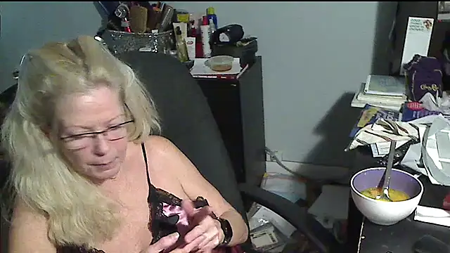 XTRAHORNYONE online show from November 28, 2025, 3:31 am