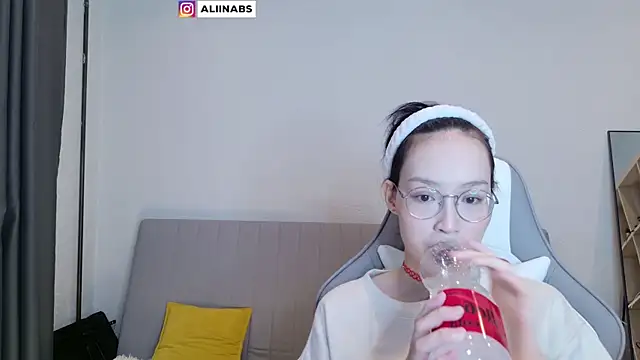 Snapshot of aliiiiiina chatting on February 17, 2025, 1:04 am aliiiiiina online show from February 17, 2025, 1:04 am