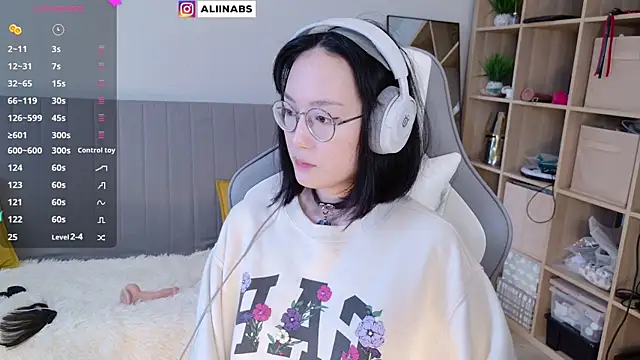 Snapshot of aliiiiiina chatting on February 24, 2025, 5:54 am aliiiiiina online show from February 24, 2025, 5:54 am