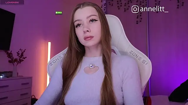 Snapshot of Annelitt chatting on December 22, 2025, 8:17 pm Annelitt online show from December 22, 2025, 8:17 pm