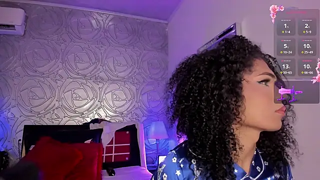 vennus1  online show from December 4, 2025, 11:24 pm