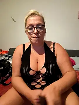 winniess40 online show from October 9, 2025, 2:53 am