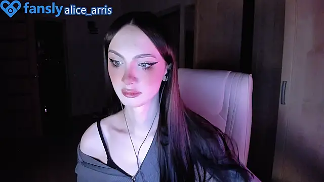 Alice  Aris online show from November 4, 2025, 3:33 pm