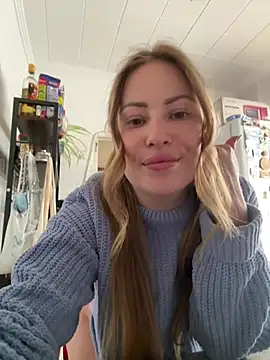 AlisaWhite online show from April 12, 2026, 1:05 pm