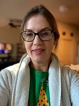 MaiseKnox online show from December 14, 2025, 4:23 pm