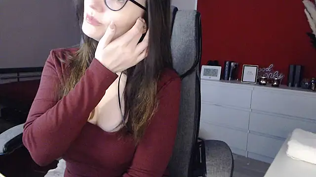 Snapshot of Alina_Lamour chatting on February 14, 2026, 6:15 pm Alina Lamour online show from February 14, 2026, 6:15 pm