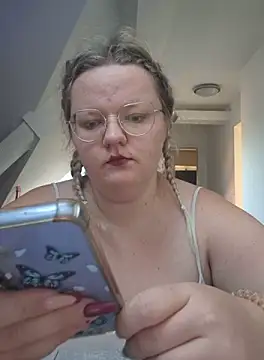 Snapshot of Fiona0705 chatting on September 24, 2025, 6:28 am Fiona0705 online show from September 24, 2025, 6:28 am